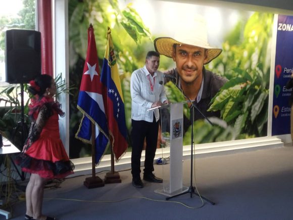 El viceprimer ministro de Cuba y titular de Comercio Exterior y la Inversión Extranjera, Óscar Pérez-Oliva Fraga, agradeció la masiva participación de empresarios e instituciones venezolanas en la Feria.
