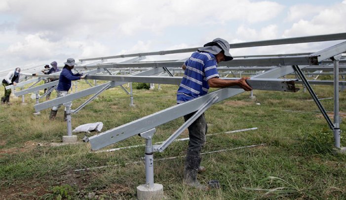Constructores intensifican ritmo en montaje de parque solar