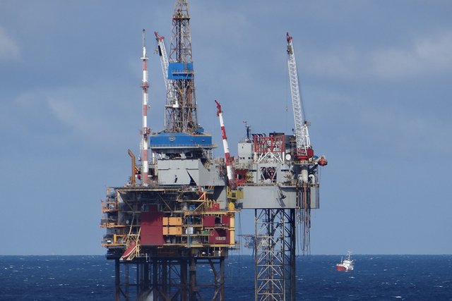 El petróleo se encamina a una fuerte caída semanal ante las esperanzas de un acuerdo entre EE.UU. e Irán