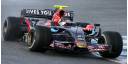 Sebastián Vettel, con su automóvil, en competencia.