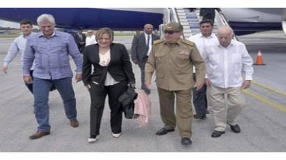 Raúl recibe a Díaz-Canel en su regreso a Cuba