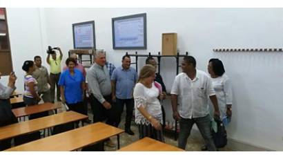 Recorre Díaz-Canel sitios que recibieron importantes restauraciones en la capital cubana 