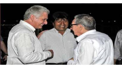 Recibieron Raúl y Díaz-Canel a Evo Morales en escala de tránsito hacia Nueva York