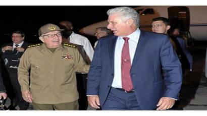 Raúl recibió al presidente cubano Miguel Díaz- Canel en el aeropuerto internacional “José Martí”. Foto: Estudios Revolución