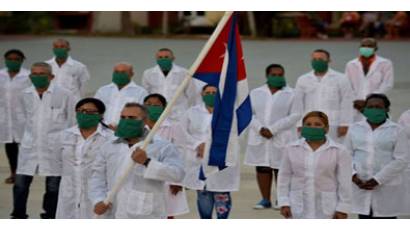 Más médicos cubanos marchan hacia África