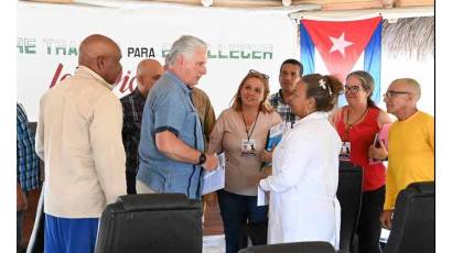 Intercambia Díaz-Canel con colectivos de trabajo en Camagüey