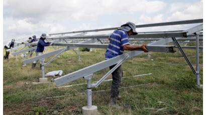 Constructores intensifican ritmo en montaje de parque solar