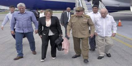 Raúl recibe a Díaz-Canel en su regreso a Cuba