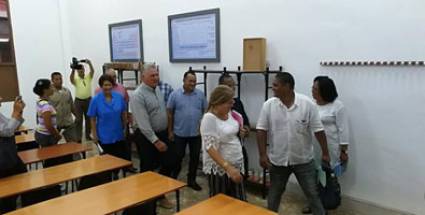 Recorre Díaz-Canel sitios que recibieron importantes restauraciones en la capital cubana 