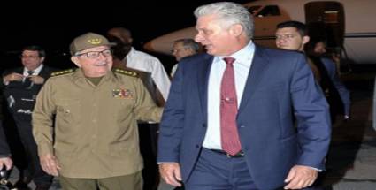 Raúl recibió al presidente cubano Miguel Díaz- Canel en el aeropuerto internacional “José Martí”. Foto: Estudios Revolución
