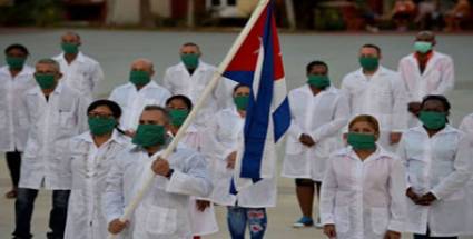 Más médicos cubanos marchan hacia África