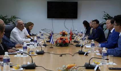 Cuba y Vietnam proponen incrementar lazos económicos