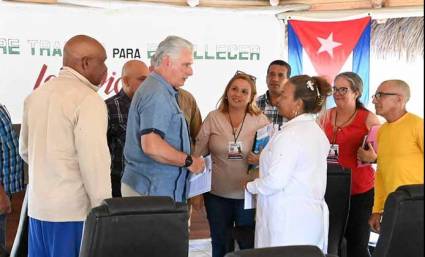 Intercambia Díaz-Canel con colectivos de trabajo en Camagüey