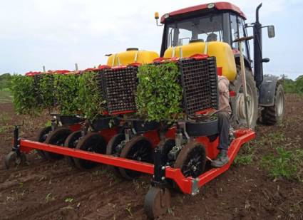 Introducen máquina sembradora de alta gama en finca de Cienfuegos