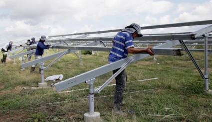 Constructores intensifican ritmo en montaje de parque solar