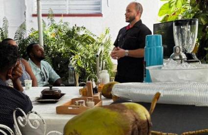 Produce crema de coco natural un joven emprendedor